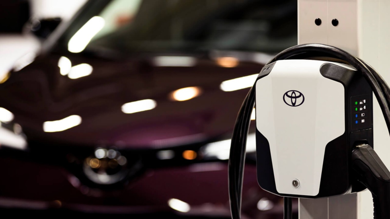 Samochód elektryczny i ładowarka Toyota